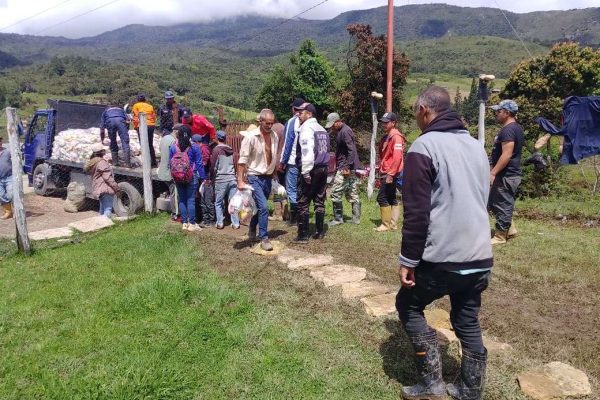 Entregan alimentos a familias afectadas por lluvias en Lara