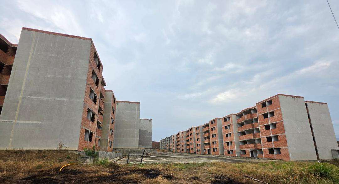 Inspeccionan construcción en urbanismo de Miranda