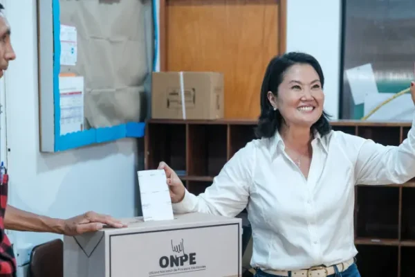 Keiko Fujimori se afianza en el primer lugar con 60% del escrutinio en Perú