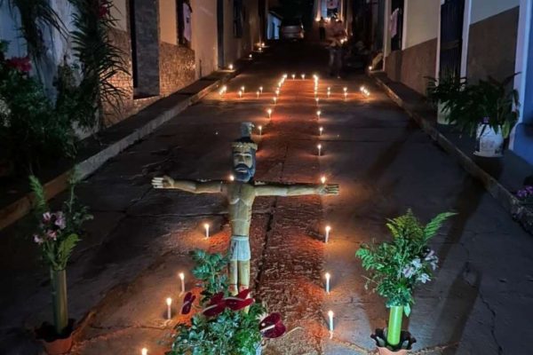 “Los Pasos del Silencio” una tradición bajo la luz de las velas en Trujillo