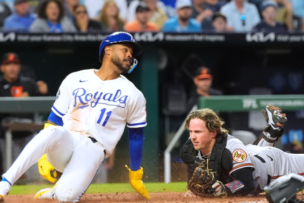 Maikel García anota carrera de oro para el triunfo de los Reales