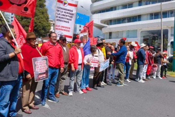 Organizaciones sociales de Ecuador marchan contra el CNE ante adelanto de elecciones