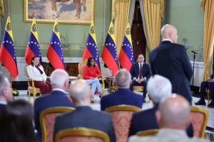 Pdvsa y ENI firman acuerdos para ampliar operaciones en gas natural y crudo liviano
