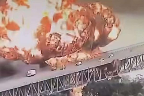 Potente incendio en puente de Panamá afectó varios vehículos