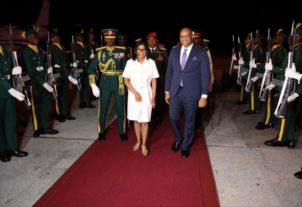 Presidenta (E) Delcy Rodríguez fue recibida con honores en Barbados para cumplir agenda estratégica