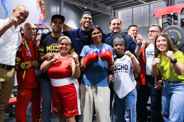 Presidenta (E) entrega gimnasio rehabilitado "Ramón Mocho Navas" en Petare