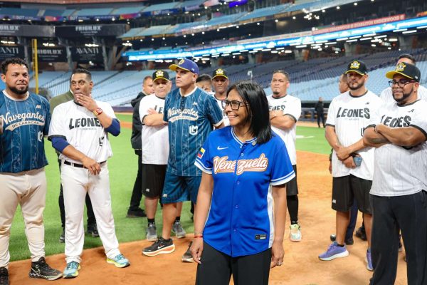 Presidenta (E) inspecciona el Monumental y recibe a leyendas del béisbol