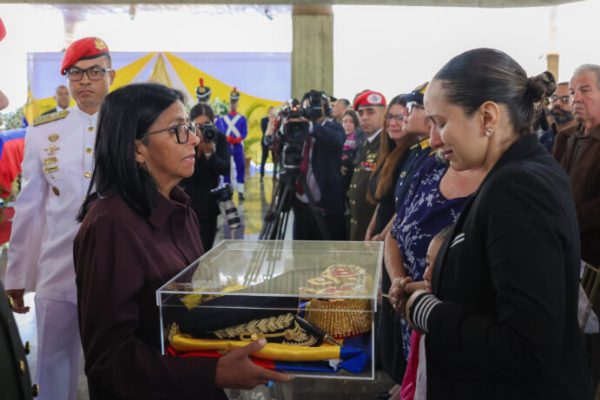 Presidenta Rodríguez rindió homenaje en capilla ardiente al coronel Helmer David Prato Veloz