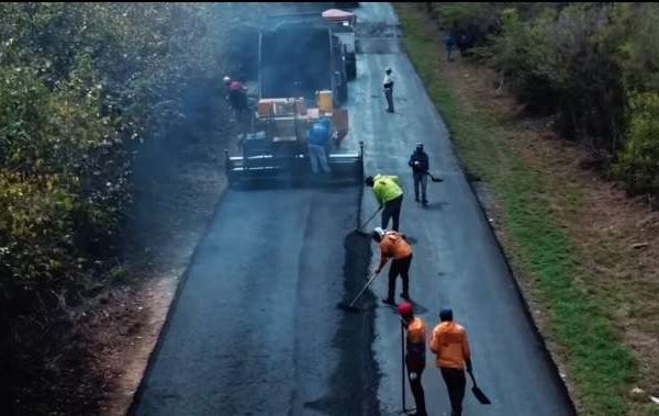 Rehabilitan vialidad hacia la zona turística de Tucacas