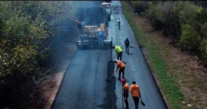 Rehabilitan vialidad hacia la zona turística de Tucacas