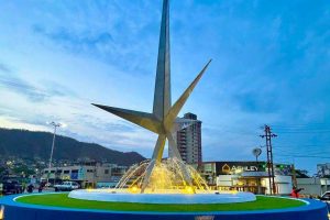 Reinauguran la Redoma de los Bomberos y restauran el icónico "Heptaedro al Cielo"