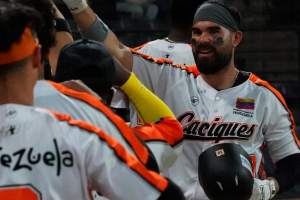 Renato Núñez demuestra su poder en la victoria de Caciques