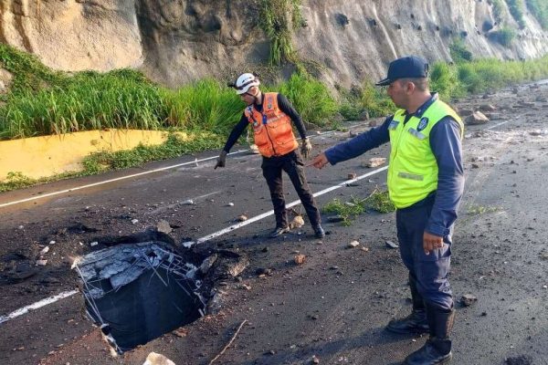 Restricción preventiva en la vía de los Túneles por desprendimiento rocoso en el Puente Caracol
