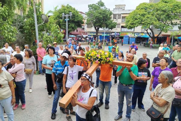 Tereseños recorrieron 900 metros en Procesión del Silencio
