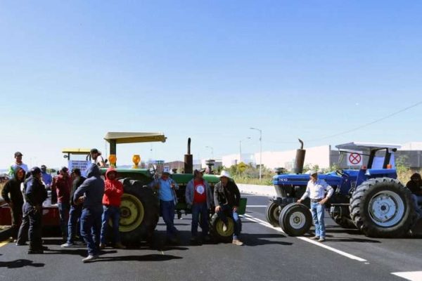 Transportistas y agricultores realizan paro nacional indefinido en México
