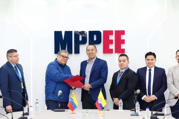 Venezuela y Colombia reactivan conexión eléctrica binacional