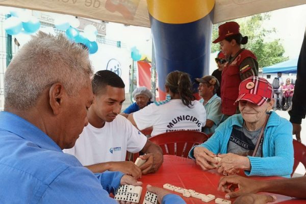 Abuelos celebraron el Día Nacional del Adulto Mayor en las regiones