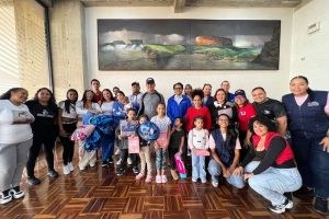 Arriban seis niños y un adulto en vuelo especial de Vuelta a la Patria