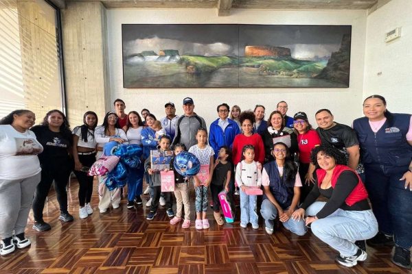 Arriban seis niños y un adulto en vuelo especial de Vuelta a la Patria
