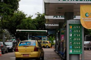 Brasil subsidia combustibles para frenar alza de precios