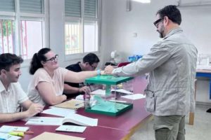 Ciudadanos de Andalucía eligen 109 diputados al parlamento local