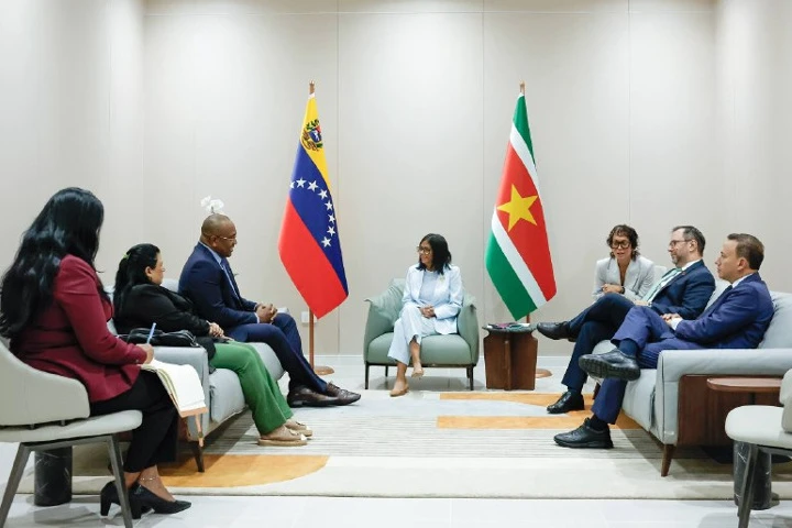 Delcy Rodríguez recibe al canciller de Surinam en el Palacio de Miraflores
