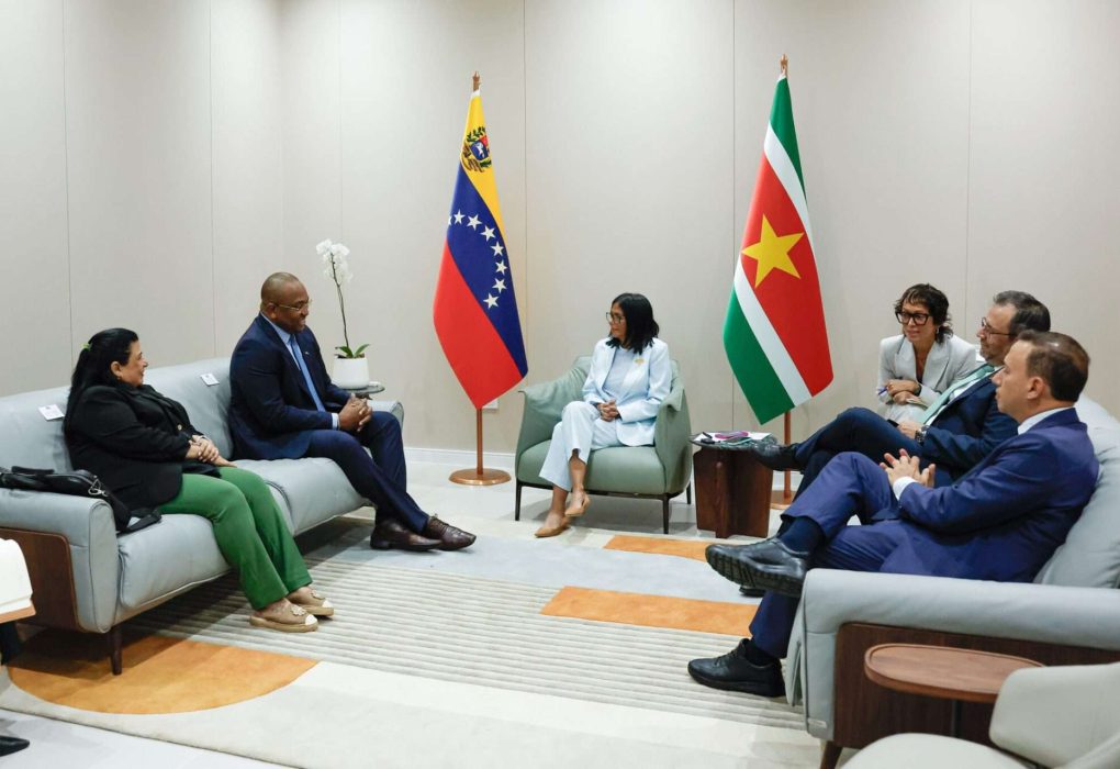 Delcy Rodríguez recibe al ministro de Exteriores de Surinam, Melvin Bouva