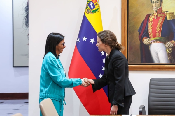 Delcy Rodríguez se reúne con autoridades del Banco Mundial