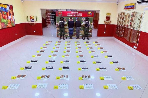 Detuvieron a dos sujetos que portaban 13 panelas de cocaína