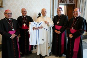 Directiva de la CEV regala al Papa León XIV la camiseta de los campeones del Clásico Mundial