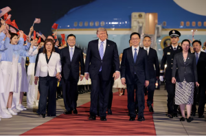 Donald Trump aterrizó en Beijing acompañado por directivos de Apple, Nvidia y Tesla