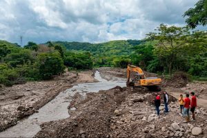 Dos ondas tropicales causan precipitaciones
