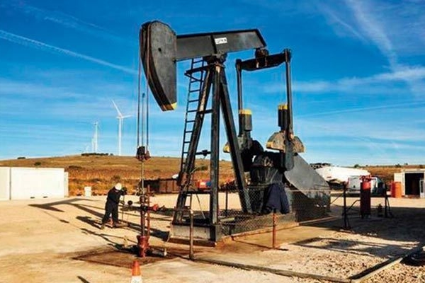 El petróleo de Texas baja 2,8% pendiente de negociación EE.UU.-Irán