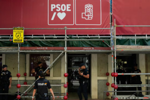 Guardia Civil española allana sede del Partido Socialista Español por denuncias en manejo de jueces