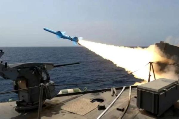 Irán ataca destructores de EEUU en el estrecho de Ormuz