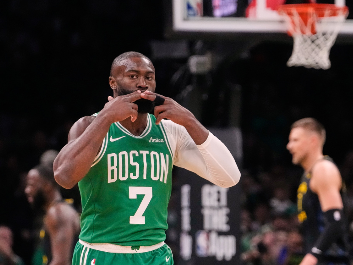 Jaylen Brown es multado por criticar árbitros en los playoffs
