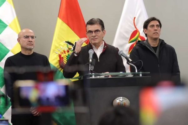 Paz mueve su gabinete en Bolivia como intento de frenar protestas contra su modelo económico