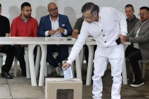 Petro ejerce su voto y defiende la democracia en Colombia