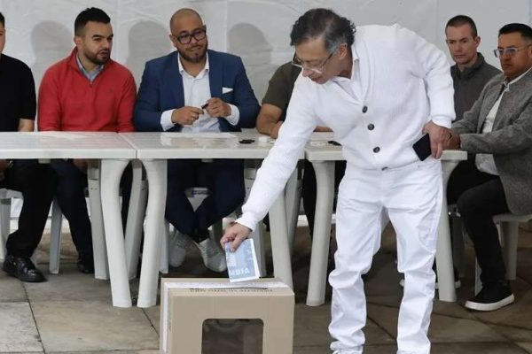 Petro ejerce su voto y defiende la democracia en Colombia