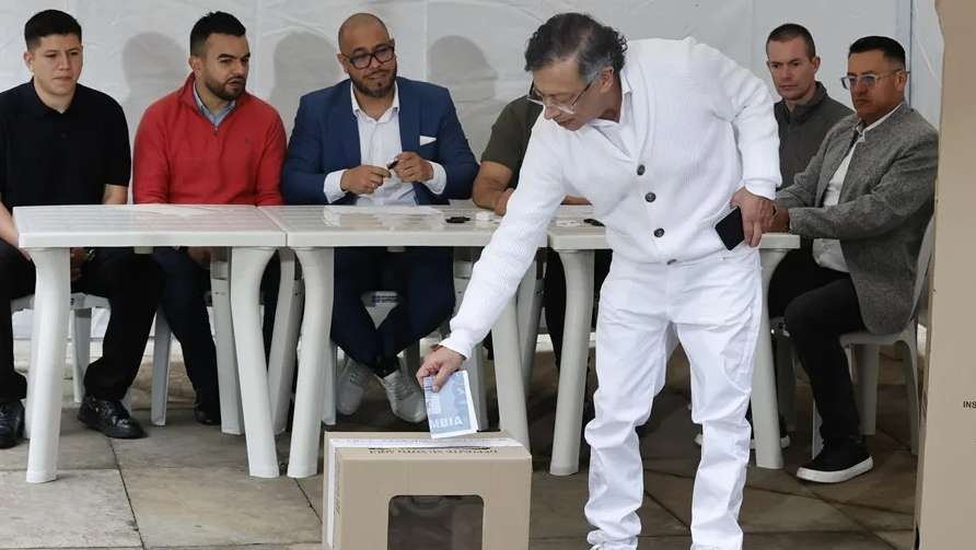 Petro ejerce su voto y defiende la democracia en Colombia