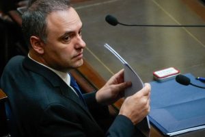 Piden declaración de bienes a jefe de Gabinete de Milei empantanado por corrupción