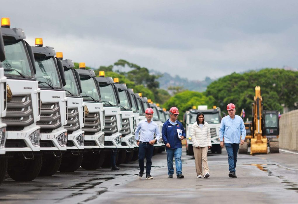 Presidenta (E) entrega camiones compactadores y maquinaria para el "Plan Lluvia"