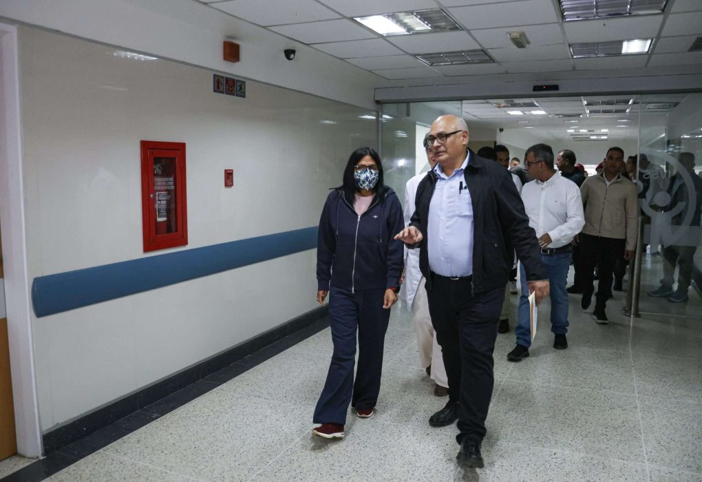 Presidenta (E) visitó hospital Miguel Pérez Carreño