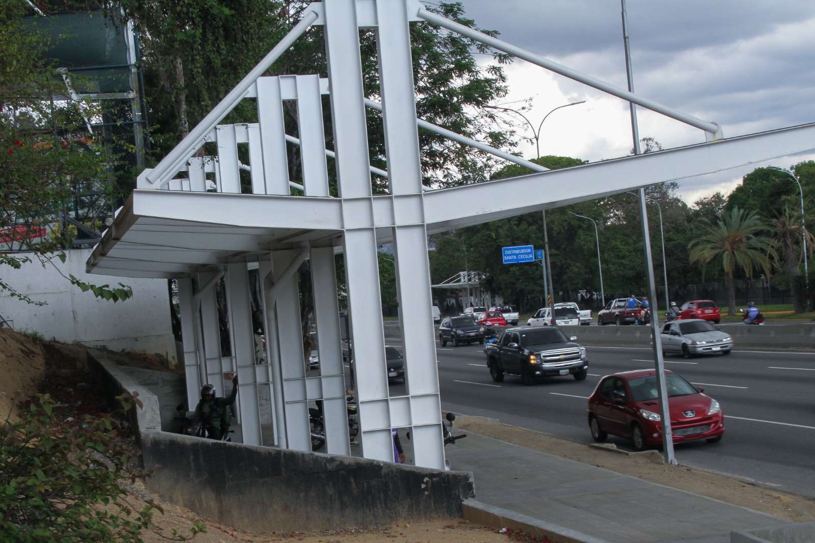 Refugios para motorizados de autopista alivian tráfico en lluvias
