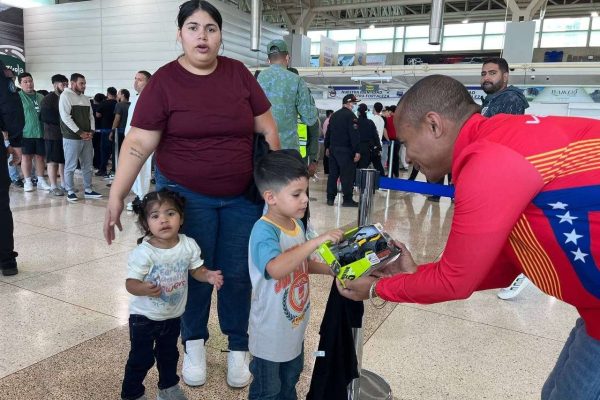 Retornan 162 venezolanos desde Miami gracias a Vuelta a la Patria