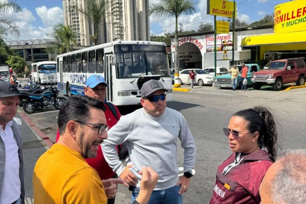 Reubican paradas y demarcación vial en casco central de Los Teques