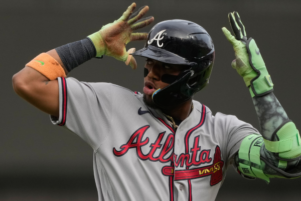 Ronald Acuña Jr. la saca del campo en victoria de los Bravos
