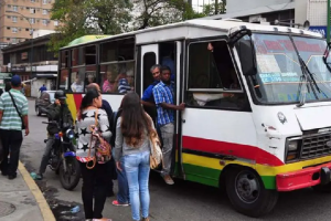 Transportistas exigen anclar el precio del pasaje al dólar y 'mayor seguridad'
