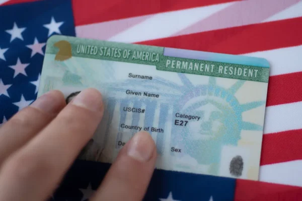 "extranjero que se encuentre temporalmente en Estados Unidos y quiera una green card debe regresar a su país de origen para solicitarla"