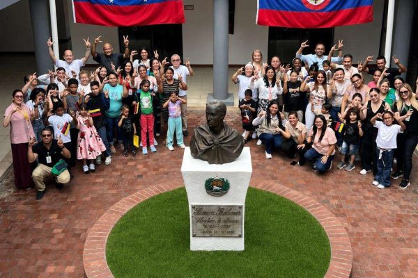 13 niños venezolanos se encuentran con su familia